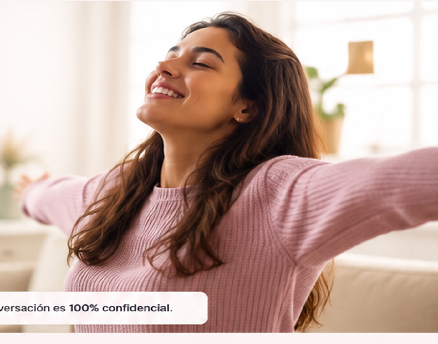 Mujer tranquila y sonriente